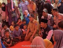 Gus Ipul Nyanyikan Salawat Bersama Anak-anak Korban Longsor Pidie Jaya