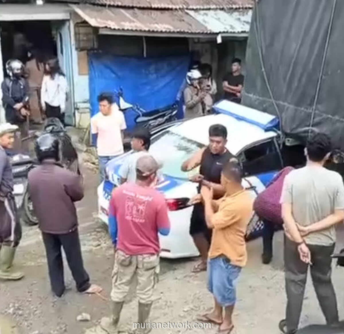 Mobil Patroli Pengawal Jenazah Korban Banjir Bandang Tertabrak Truk di Jalur Sitinjau Lauik