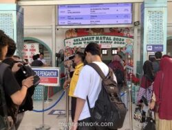 Stasiun Pasar Senen Ramai Tak Biasa di Hari Natal 2025