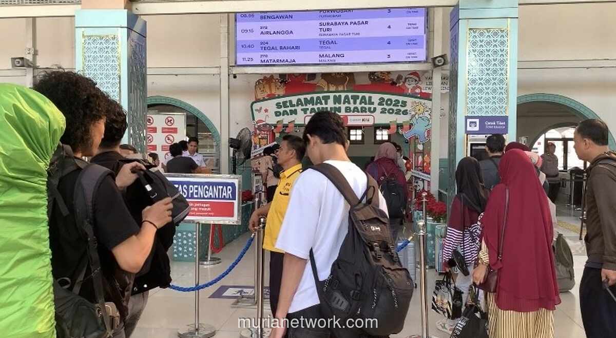 Stasiun Pasar Senen Ramai Tak Biasa di Hari Natal 2025