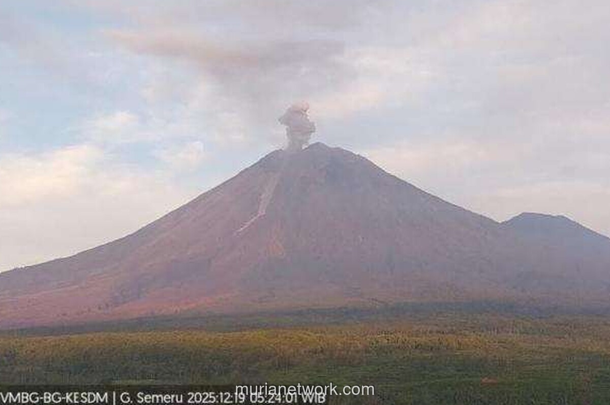 Semeru Muntahkan Abu Ribuan Meter, Warga Diimbau Jauhi Sektor Tenggara