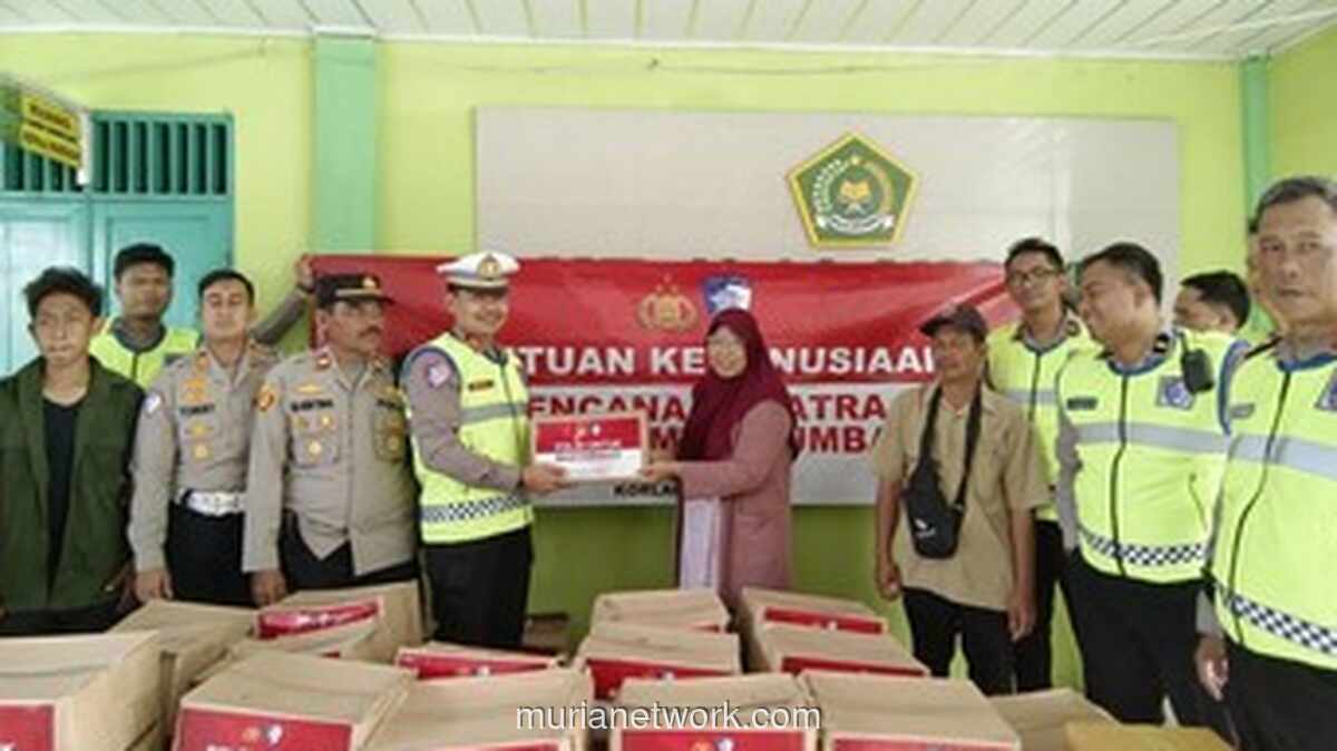 Tim Korlantas Tempuh Perjalanan 4 Hari, Bantu Warga Langkat yang Terendam Banjir