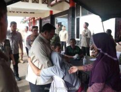 Pelukan Haru di Pengungsian: Prabowo Tinjau Langsung Korban Bencana