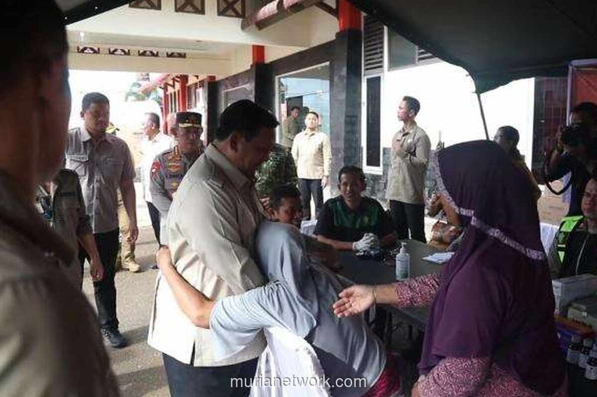 Pelukan Haru di Pengungsian: Prabowo Tinjau Langsung Korban Bencana