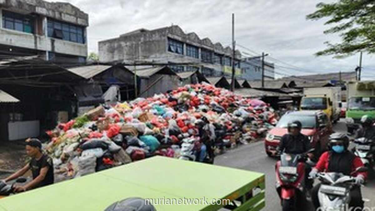 Gunungan Sampah di Tangsel Tak Kunjung Surut, Warga Tutup Hidung Melintas