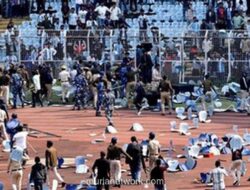 Kursi Beterbangan di Kolkata Saat Penampilan Singkat Messi Picu Amuk Fans