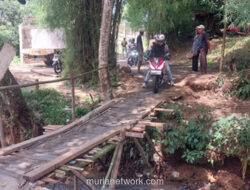 Jalur Alternatif Puncak Amblas, Warga Buru-buru Dirikan Jembatan Bambu