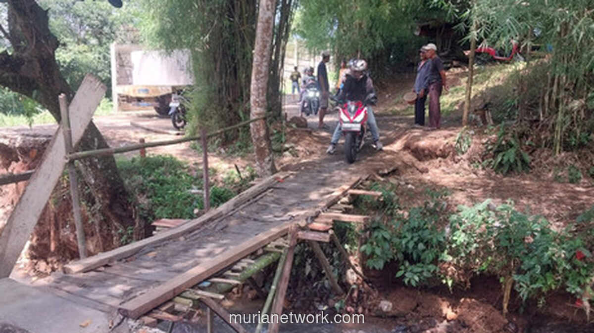 Jalur Alternatif Puncak Amblas, Warga Buru-buru Dirikan Jembatan Bambu