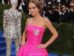 Lily-Rose Depp: Melampaui Bayangan Legenda, Mengukir Jejak di Layar dan Panggung Mode