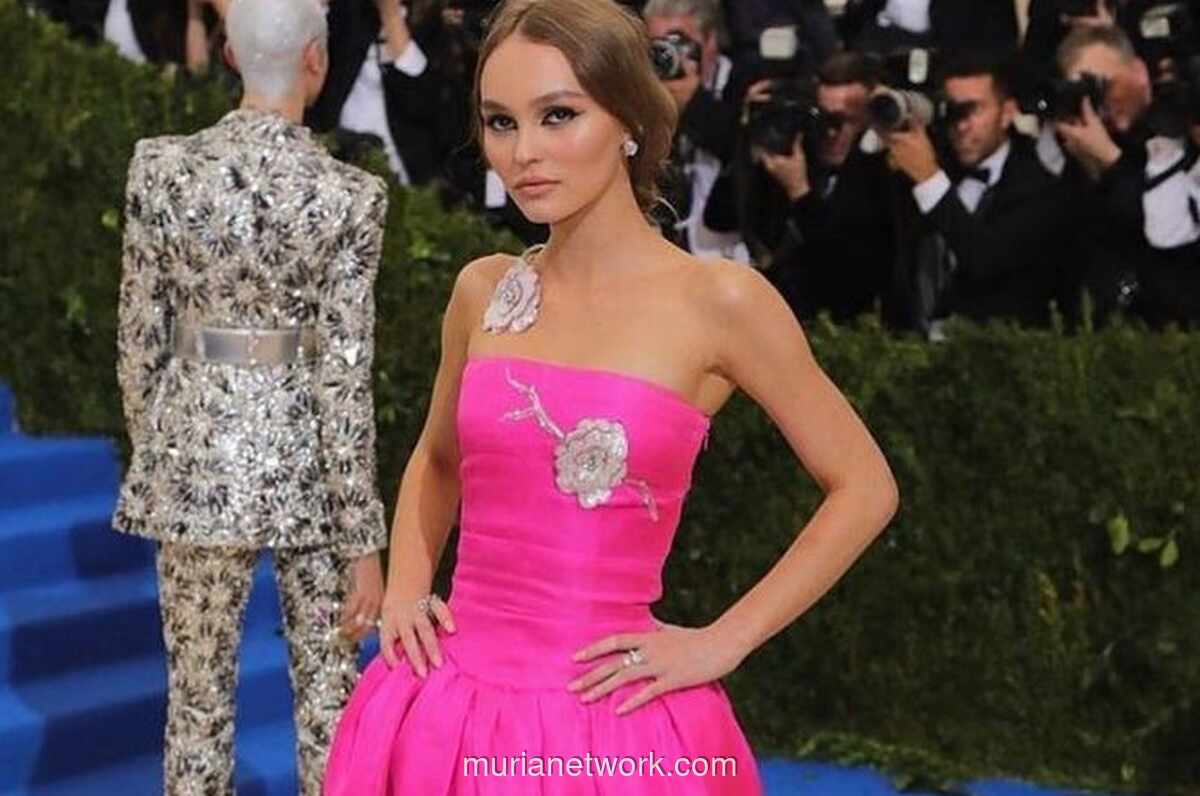 Lily-Rose Depp: Melampaui Bayangan Legenda, Mengukir Jejak di Layar dan Panggung Mode