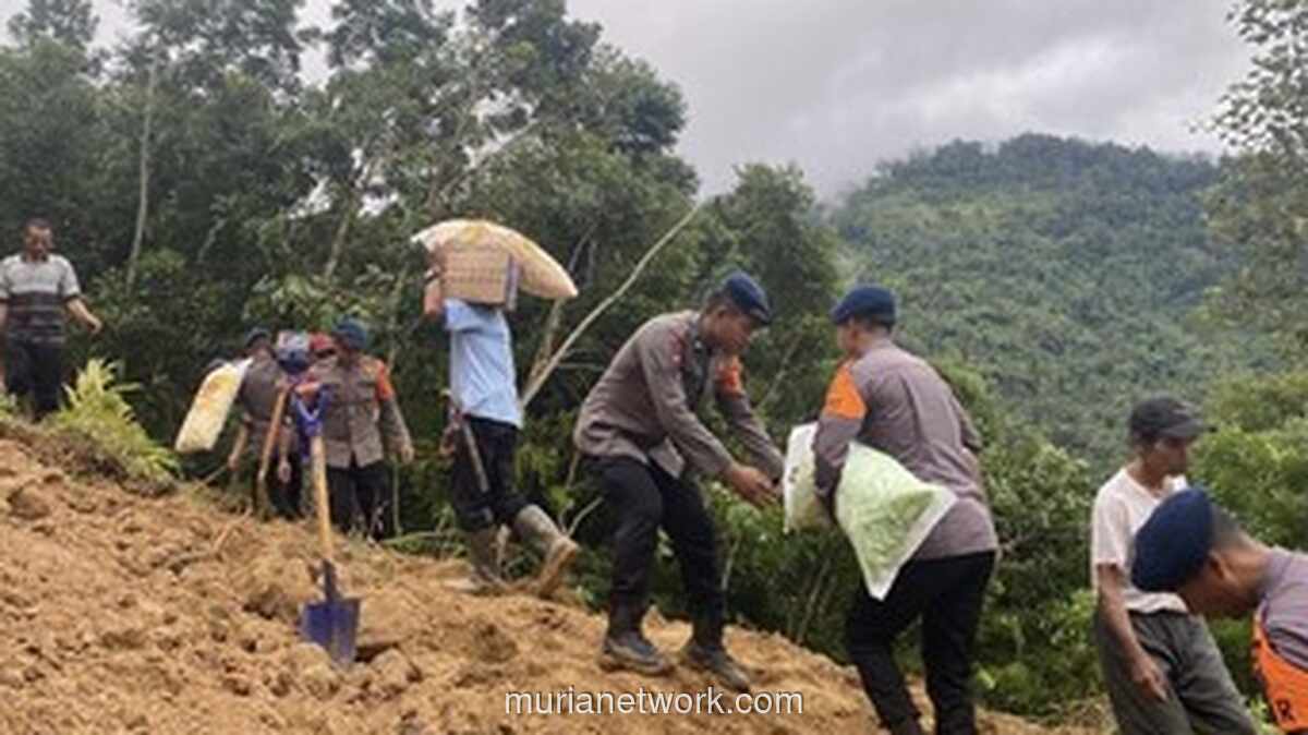 Longsor Terjang Desa Sukatani, Brimob Banten Evakuasi Warga di Tengah Hujan