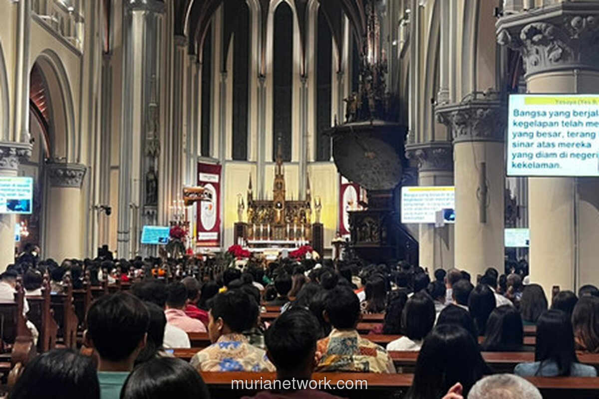 Malam Khidmat di Katedral, Ribuan Umat Padati Misa Natal