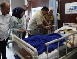 Presiden Prabowo Kunjungi Korban Tabrakan, Janjikan Ayam Goreng untuk Siswa yang Pulih