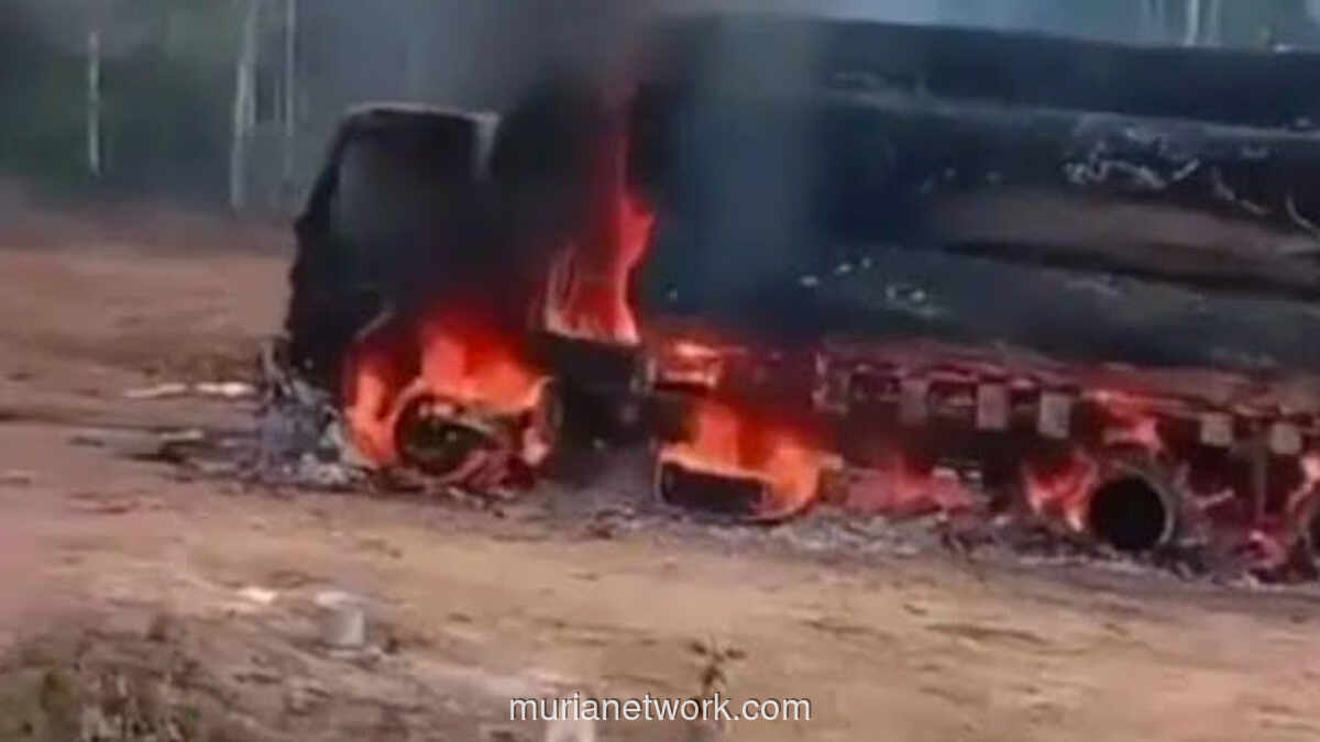 Warga Murka Bakar Truk Kayu, Protes Banjir yang Tak Kunjung Usai