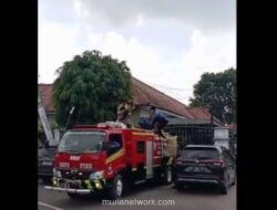 Seragam Korpri Basah Kuyup, Petugas Damkar Lebak Tinggalkan Pelantikan Demi Padamkan Api