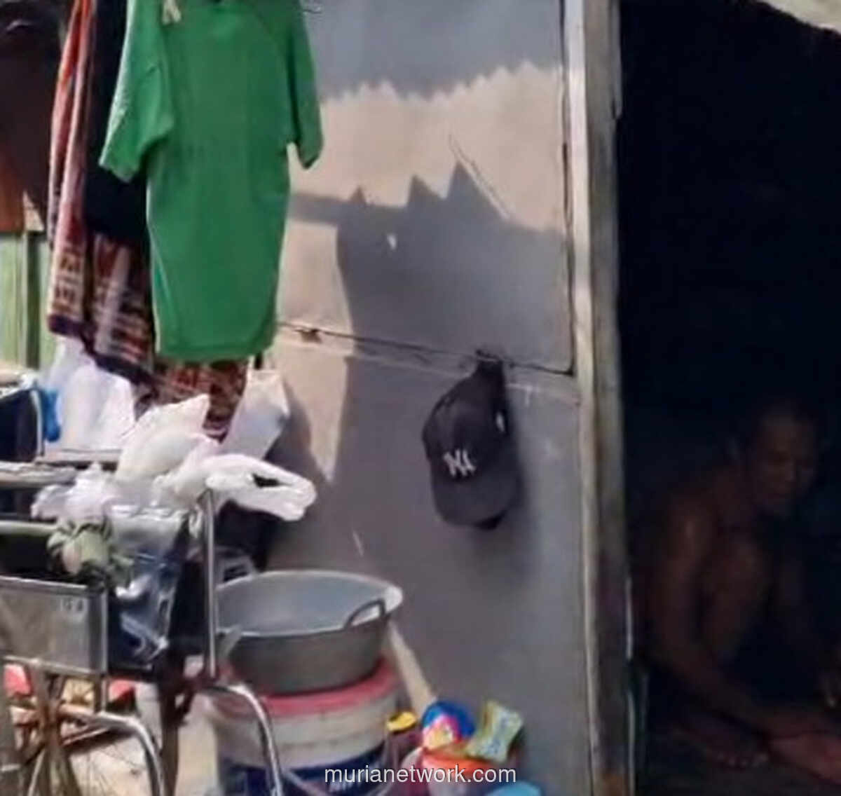 Kursi Roda dan Sepiring Harapan: Kisah Priadi di Gang 2 Wonocolo