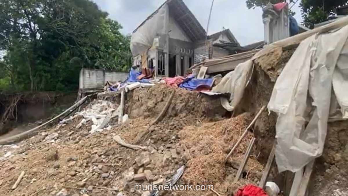 Tanah Ambles Telan Rumah Warga di Nganjuk, Upaya Penanganan Seolah Sia-sia