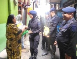 Brimob Bagi 625 Kg Beras di Kebon Sirih, Wujudkan Rasa Aman Lewat Kepedulian