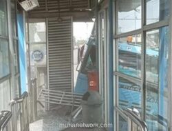 Truk Seruduk Halte Mambo, Layanan Transjakarta Koridor 10 dan 12 Terganggu