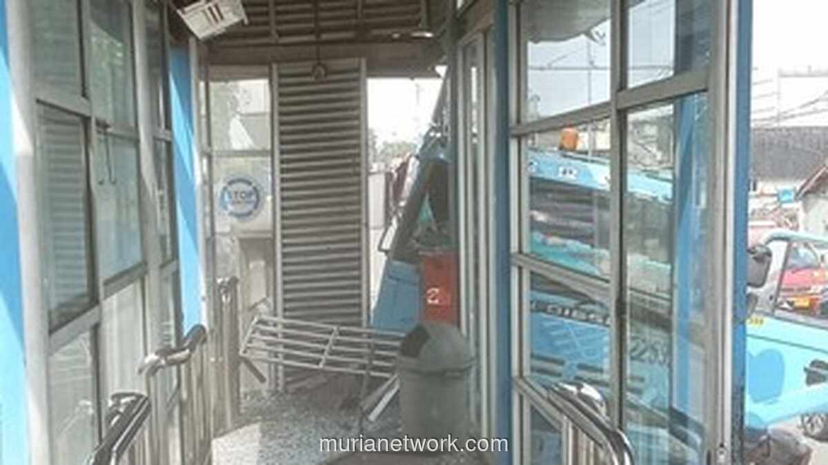 Truk Seruduk Halte Mambo, Layanan Transjakarta Koridor 10 dan 12 Terganggu