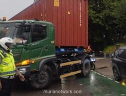 Truk Kontainer Out of Control, Lalin di Jalan S. Parman Macet Total
