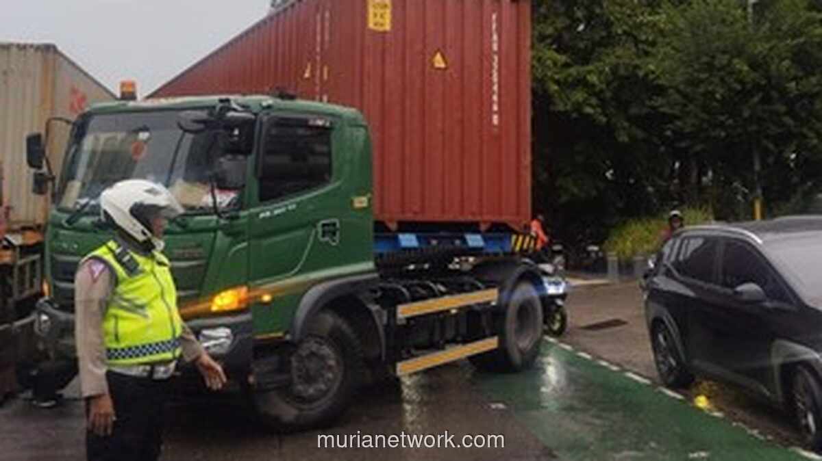 Truk Kontainer Out of Control, Lalin di Jalan S. Parman Macet Total