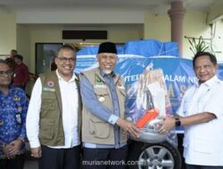 Mendagri Serahkan Bantuan Langsung untuk Korban Bencana Sumbar di Bandara Minangkabau