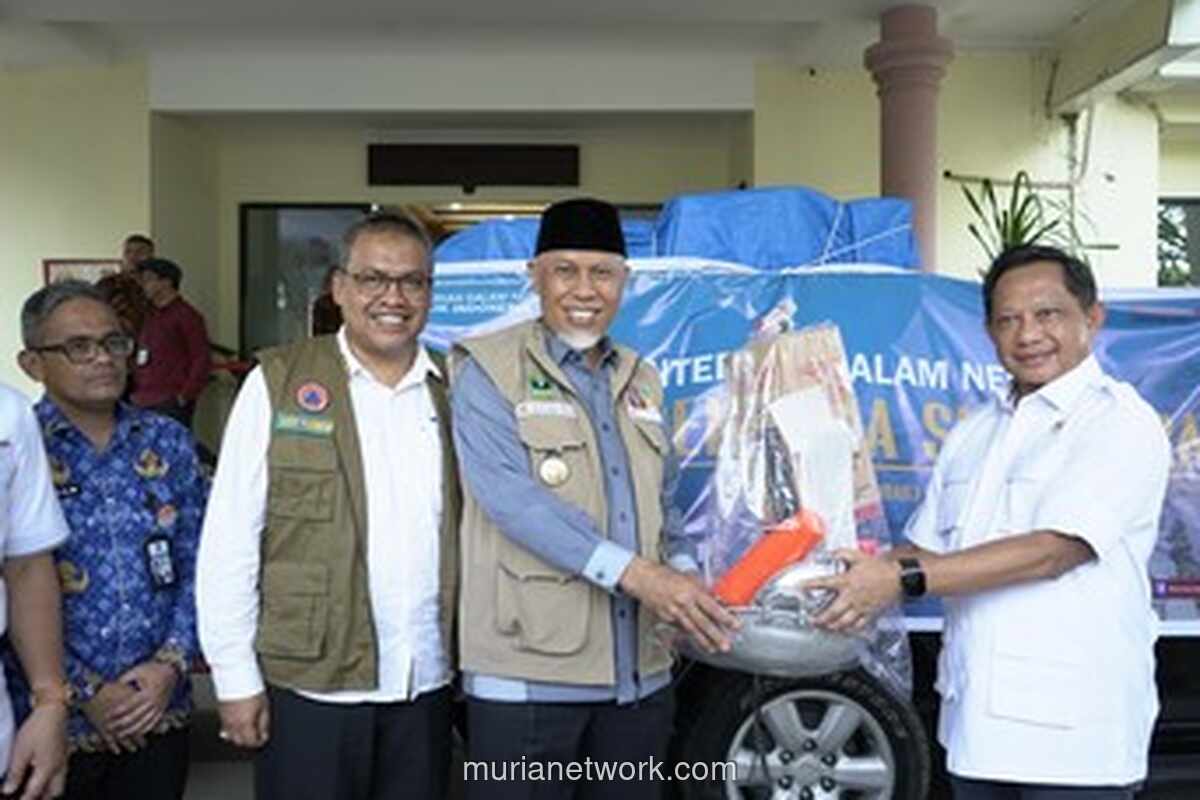 Mendagri Serahkan Bantuan Langsung untuk Korban Bencana Sumbar di Bandara Minangkabau