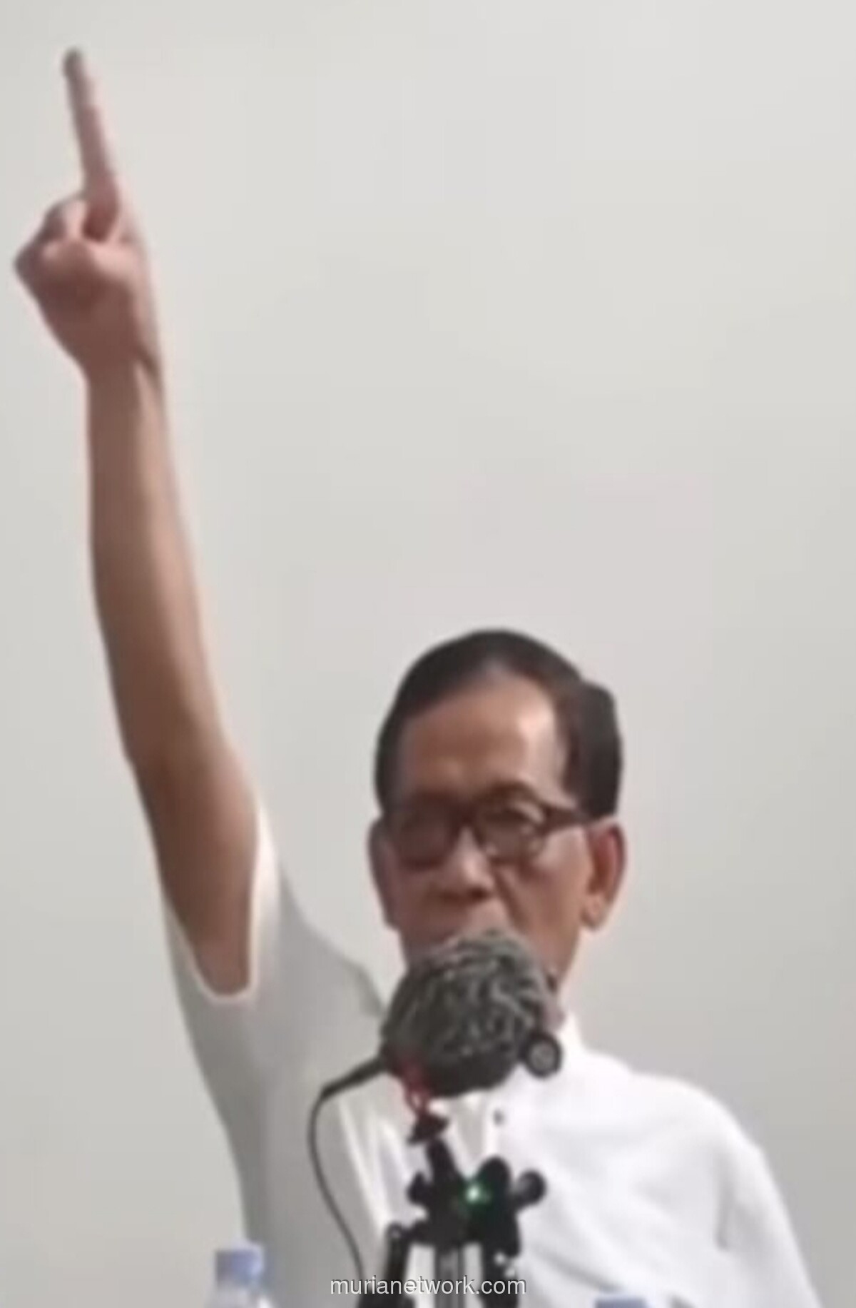 Warga Ambil Kayu Hanyut untuk Bertahan Hidup, DPR Malah Ribut soal Sampah