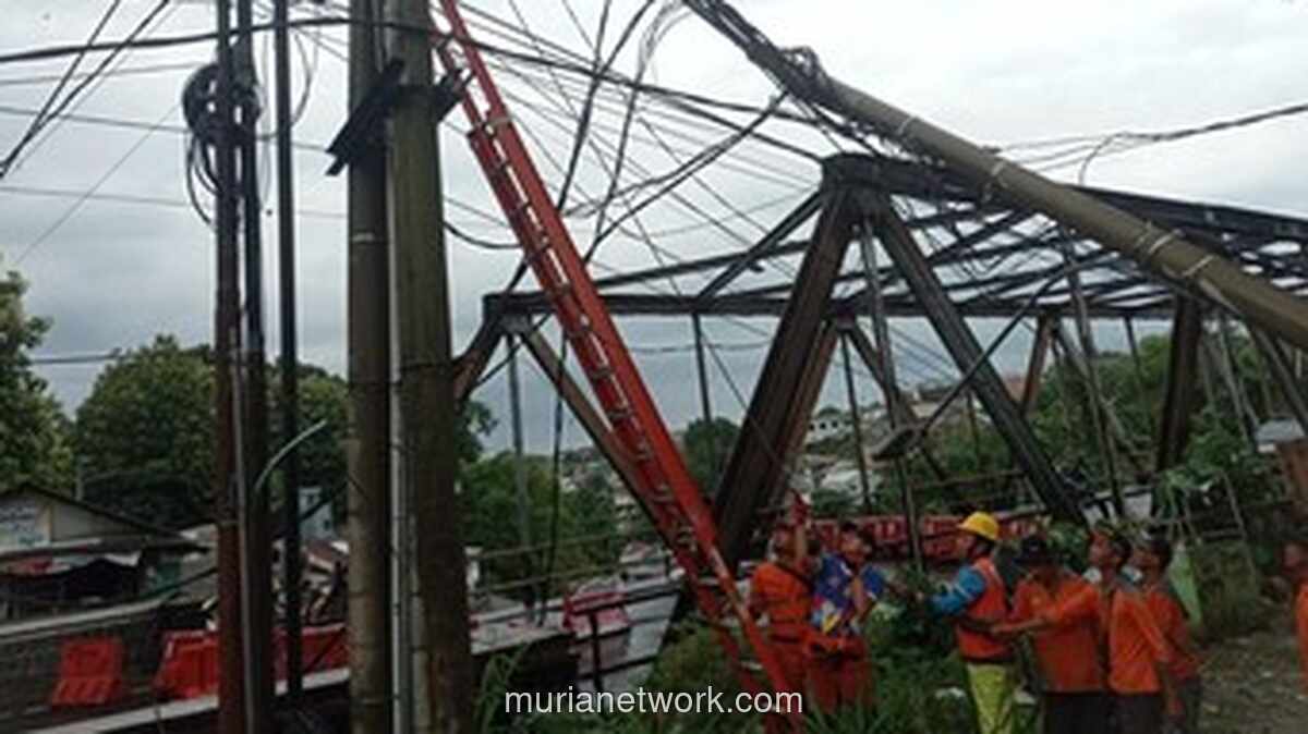 Tiang Listrik Roboh di Bogor, Lalu Lintas RE Martadinata Lumpuh Total