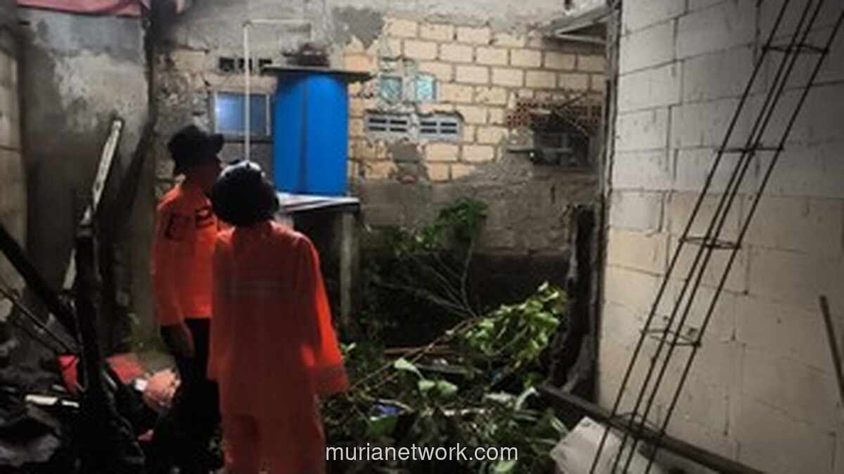 Tanggul Jebol, Banjir Rendam Permukiman Warga di Sukaraja