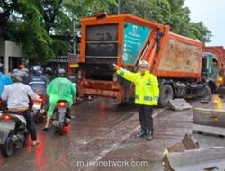 Truk Sampah Lepas Kendali, Lalu Lintas Slipi Macet Total