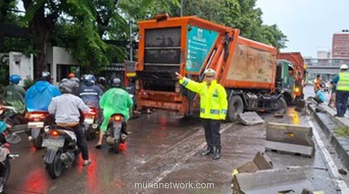Truk Sampah Lepas Kendali, Lalu Lintas Slipi Macet Total