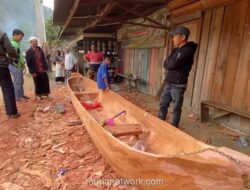 Dari Reruntuhan Banjir, Seorang Warga Aceh Tengah Membangun Harapan di Atas Perahu