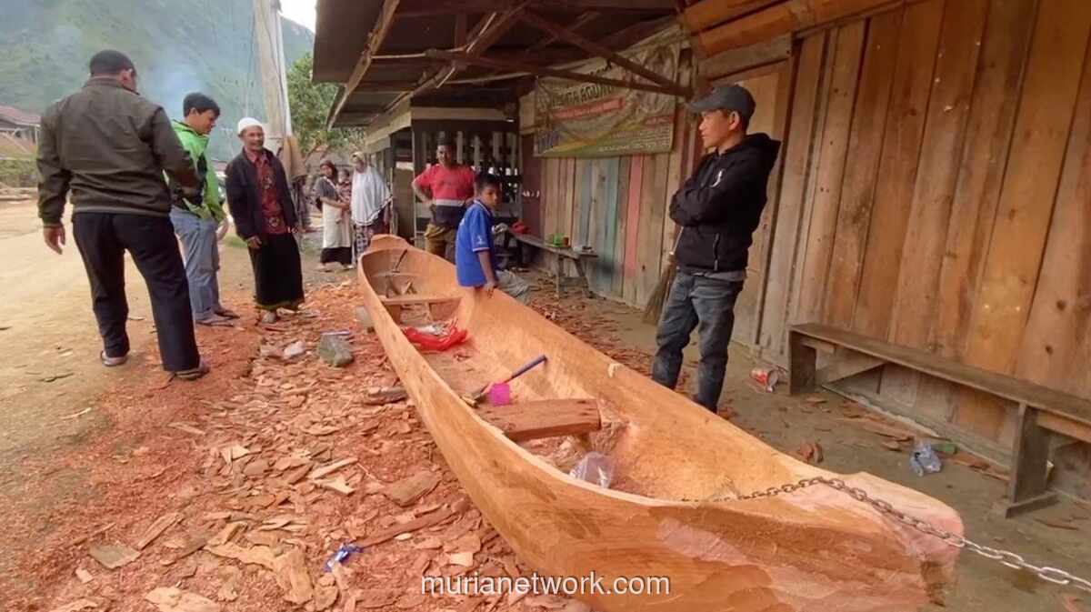 Dari Reruntuhan Banjir, Seorang Warga Aceh Tengah Membangun Harapan di Atas Perahu