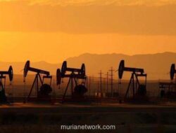 Harga Minyak Terjebak di Persimpangan: Ketegangan Geopolitik Vs Bayang-Bayang Surplus