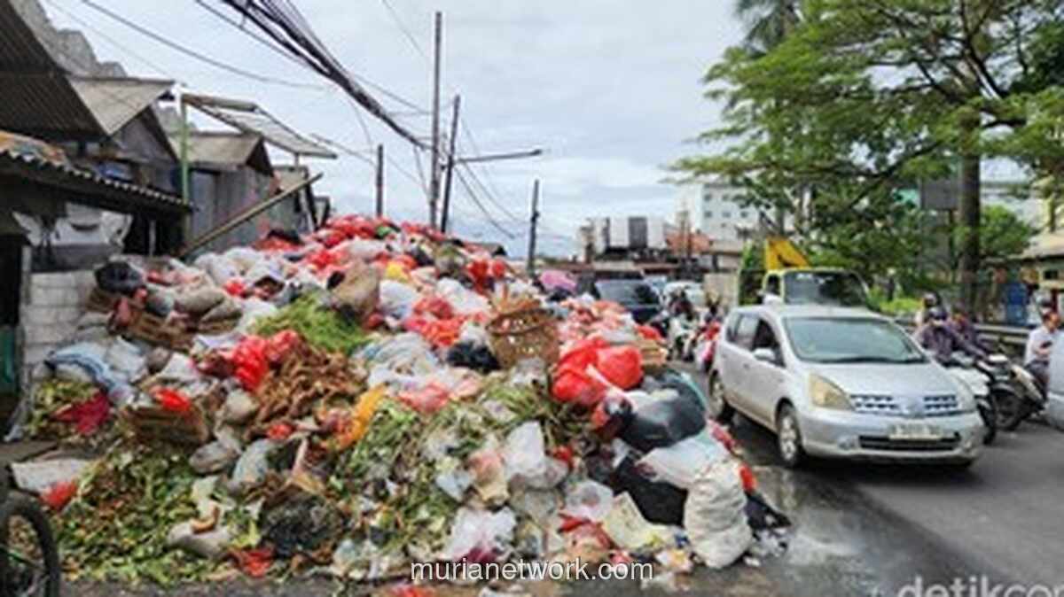 Gunungan Sampah Ciputat Ganggu Lalu Lintas, Warga Khawatirkan Ancaman Kesehatan