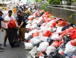 Terpal Biru di Kolong Flyover Ciputat: Solusi Sementara untuk Masalah Sampah yang Menggunung