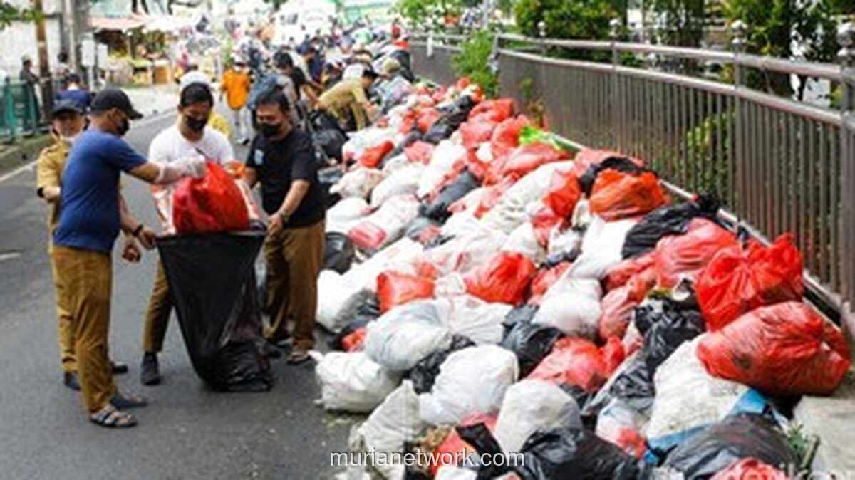 Terpal Biru di Kolong Flyover Ciputat: Solusi Sementara untuk Masalah Sampah yang Menggunung