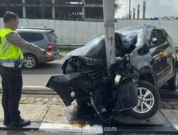 Konsentrasi Terganggu, Avanza Ringsek Menabrak Tiang Lampu di Bandara Soetta