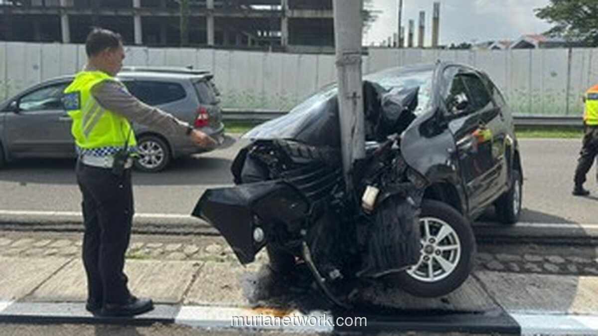 Konsentrasi Terganggu, Avanza Ringsek Menabrak Tiang Lampu di Bandara Soetta
