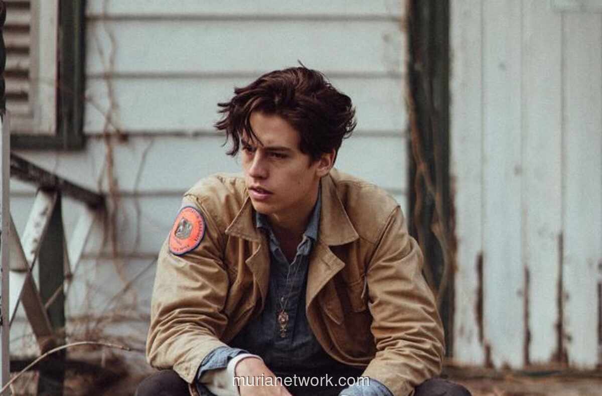 Cole Sprouse: Dari Bayi di Layar Kaca hingga Fotografer di Balik Lensa