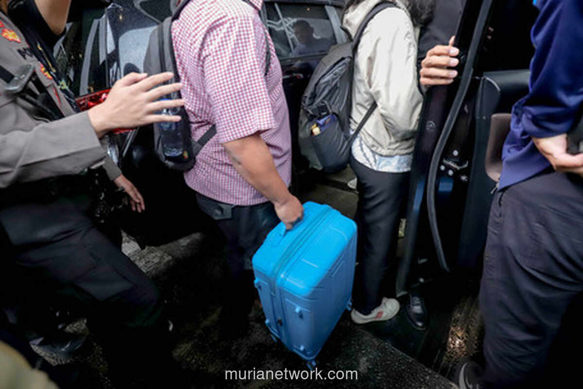 KPK Geledah Kantor Pajak Pusat, Koper Barang Bukti Dibawa Keluar