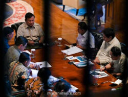 Prabowo Gelar Retreat Kabinet, Trenggono Datang Naik Motor