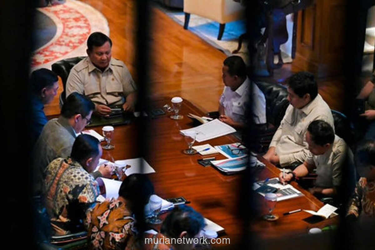 Prabowo Gelar Retreat Kabinet, Trenggono Datang Naik Motor
