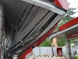 Pohon Tumbang Hantam Atap, SPBU Pramuka Raya Terpaksa Tutup Total