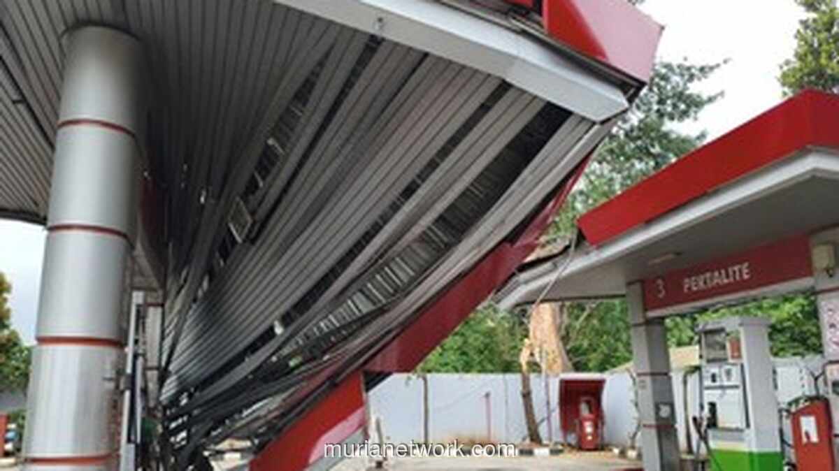 Pohon Tumbang Hantam Atap, SPBU Pramuka Raya Terpaksa Tutup Total