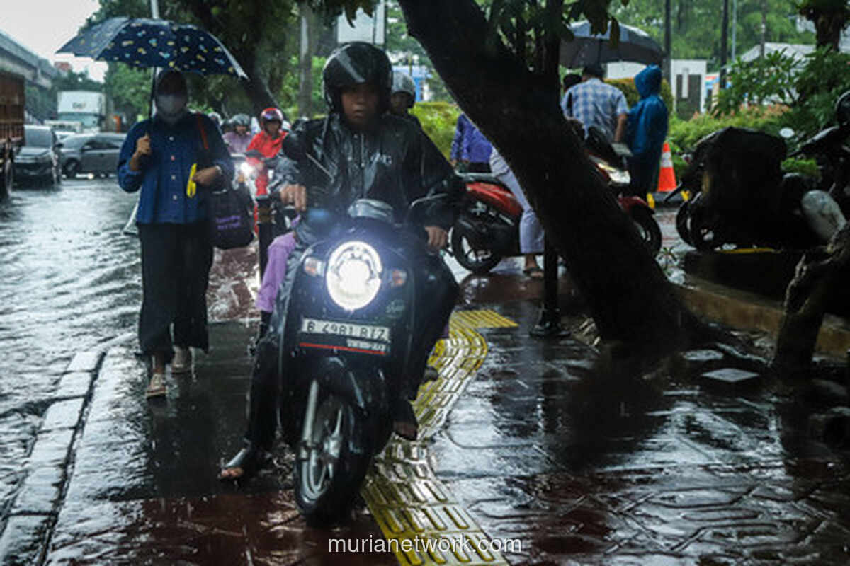 Motor Nekat Serbu Trotoar Sunter, Banjir Lagi Biang Keroknya