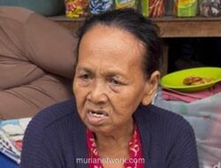 Di Teras Warung, Ani Menatap Genangan dan Kenyataan yang Tak Pernah Surut