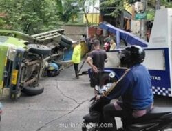 Truk Hebel Terguling di Tanjakan Depok, Lalu Lintas Lumpuh Sejenak